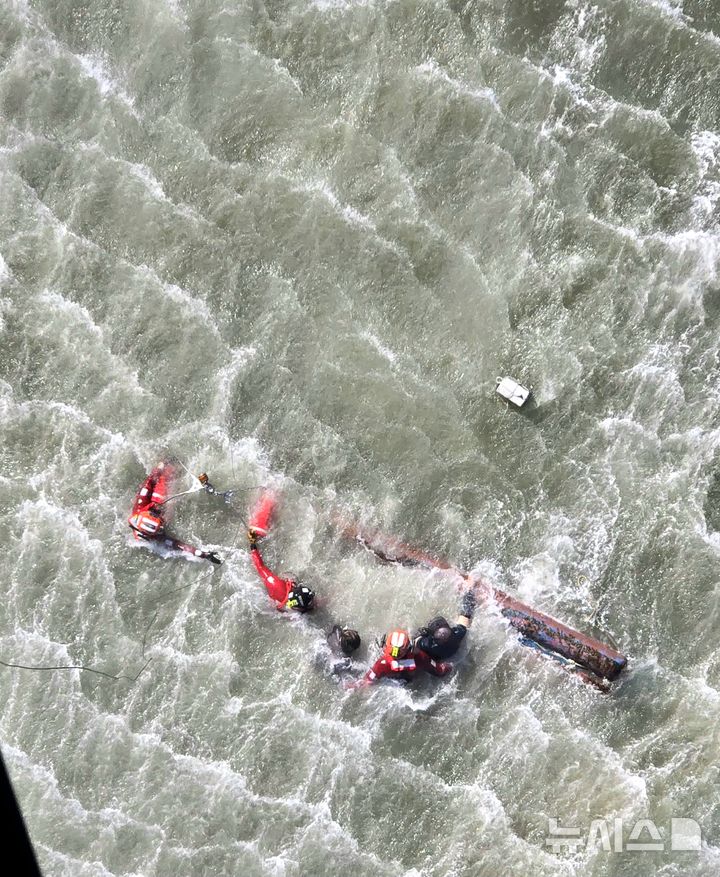 [신안=뉴시스] 12일 오후 전남광주 신안군 해상에서 서해지방해양경찰청 소속 구조대원들이 전복된 레저보트에서 승선원을 구조하고 있다. (사진 = 서해지방해양경찰청 제공) 2026.08.12. photo@newsis.com *재판매 및 DB 금지 