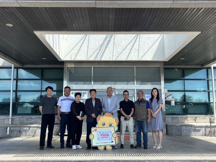 [화성=뉴시스] 화성시기업인협의회 관계자들이 11일 송산면 행정복지센터에서 취약계층을 위한 후원물품 전달 후 기념촬영을 하고 있다(사진=화성시 제공) 2026.08.12. photo@newsis.com *재판매 및 DB 금지