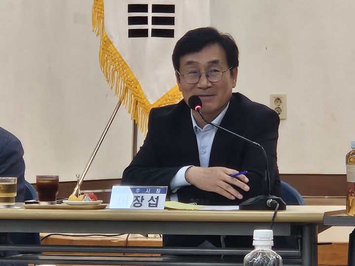 [청주=뉴시스] 이도근 기자= 이장섭 충북 청주시장이 12일 청주시 흥덕구 강서1동 행정복지센터에서 열린 주민과의 대화에서 주민 질문에 답하고 있다. 2026.08.12. nulha@newsis.com *재판매 및 DB 금지