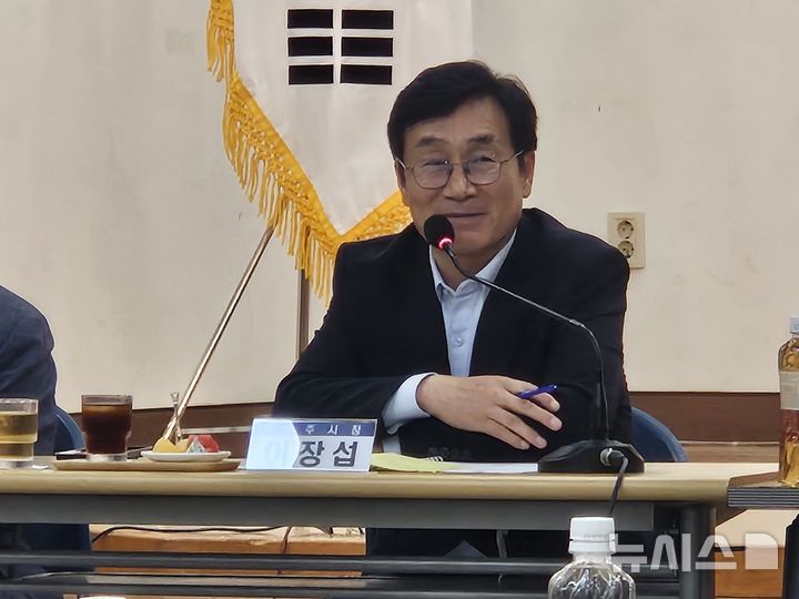 [청주=뉴시스] 이도근 기자= 이장섭 충북 청주시장이 12일 청주시 흥덕구 강서1동 행정복지센터에서 열린 주민과의 대화에서 주민 질문에 답하고 있다. 2026.08.12. nulha@newsis.com