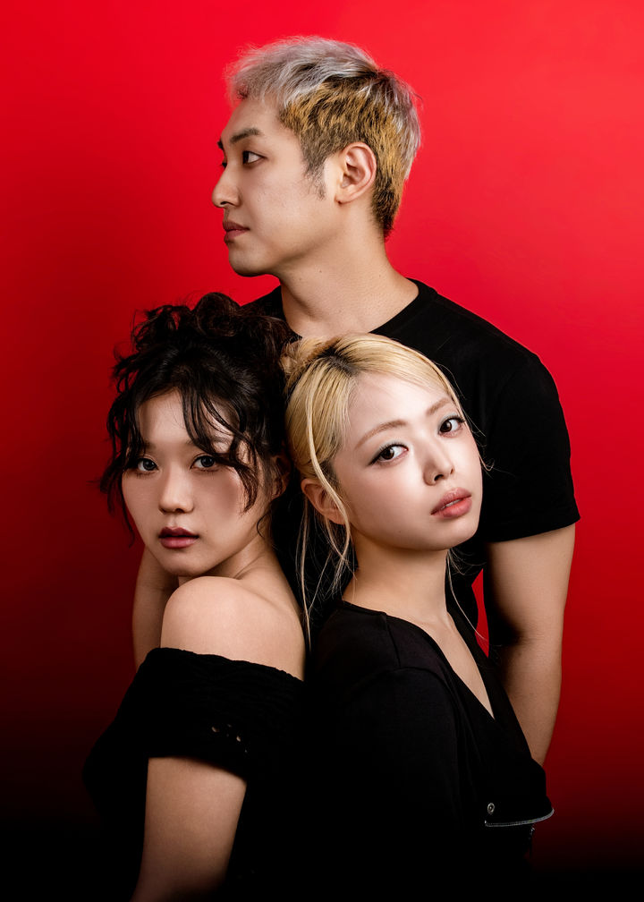 국악크로스오버 밴드 '시오트'의 멤버 프로듀서 지쿠(뒷줄), 재즈피아니스트 박한빈(앞줄 왼쪽), 가야금 이유림. (사진=시오트 제공) *재판매 및 DB 금지