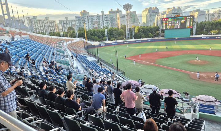 [서울=뉴시스] 문채현 기자 = 배재고 응원단이 12일 서울 목동구장에서 열린 제54회 봉황대기전국고교야구대회 1회전 인천고와의 경기에서 배재고를 응원하고 있다. 2026.08.12. dal@newsis.com *재판매 및 DB 금지