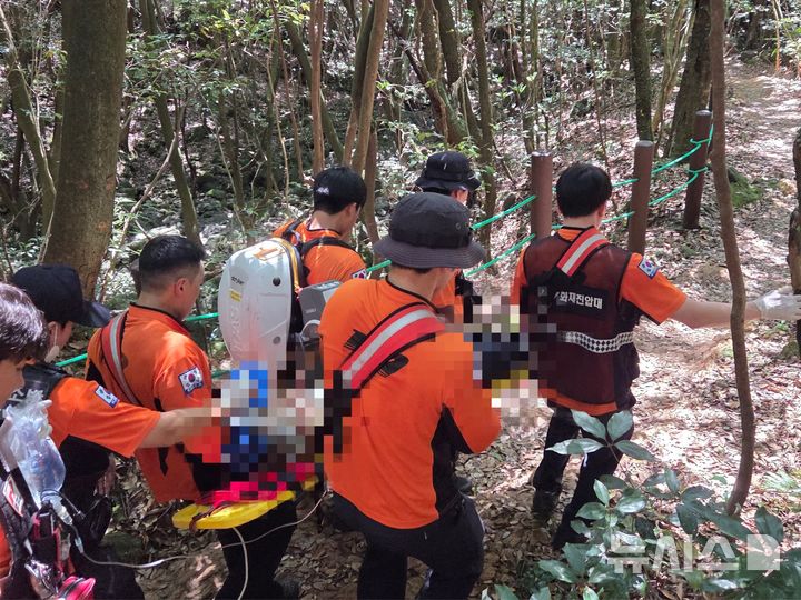 [제주=뉴시스] 12일 오전 제주 서귀포시 서홍동 소재 숲길에서 등산객이 쓰러져 소방당국이 구조에 나서고 있다. (사진=제주소방안전본부 제공) 2026.08.12. photo@newsis.com 