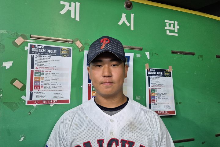 [서울=뉴시스] 문채현 기자 = 배재고 야구부 주장 고현석이 12일 서울 목동구장에서 열린 제54회 봉황대기전국고교야구대회 1회전에서 인천고에 패한 뒤 취재진과 인터뷰를 하고 있다. 2026.08.12. dal@newsis.com *재판매 및 DB 금지