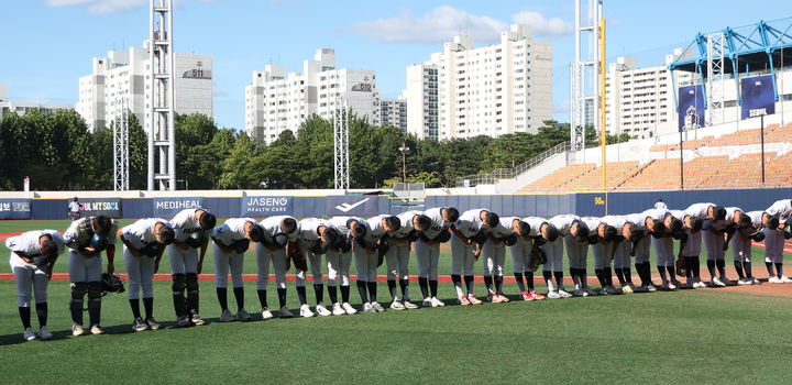 [서울=뉴시스] 김선웅 기자 = 배재고등학교 야구부 선수들이 12일 서울 양천구 목동종합운동장 야구장에서 열린 제54회 봉황대기 전국고교야구대회 1회전 인천고와의 경기 시작 전 인사를 하고 있다. 2026.08.12. mangusta@newsis.com *재판매 및 DB 금지