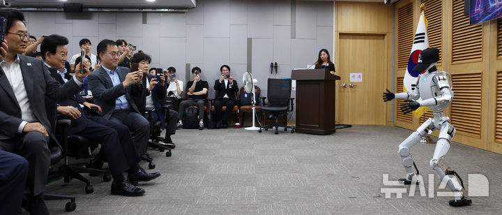 휴머노이드 로봇 'AI Sapiens' 바라보는 정동영 더불어민주당 의원