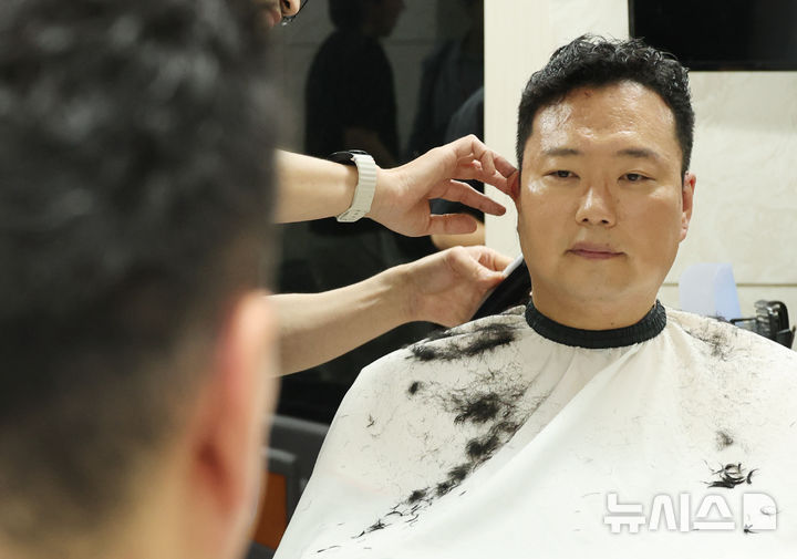 국회 미용실서 머리 삭발하고 논산 입대하는 국회의원 정체