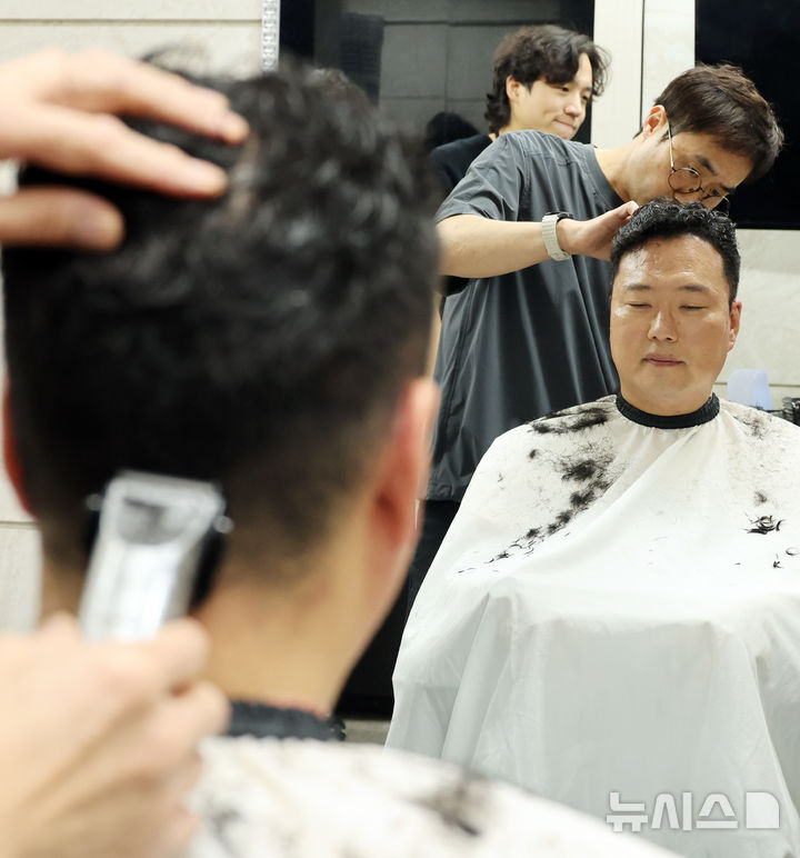 [서울=뉴시스] 최진석 기자 = 신병교육대 입소를 앞둔 천하람 개혁신당 원내대표가 12일 여의도 국회 미용실에서 머리를 자르고 있다.국회 국방위원회 소속인 천 원내대표는 이날 2박3일 일정으로 충남 논산 육군 27신병교육연대에 입소해 현역 국회의원 처음으로 훈련병 신분으로 신병교육을 받는다. 2026.08.12. myjs@newsis.com