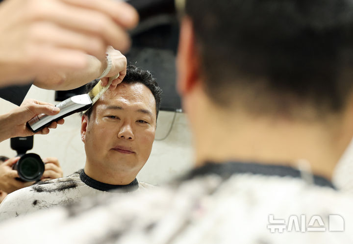 [서울=뉴시스] 최진석 기자 = 신병교육대 입소를 앞둔 천하람 개혁신당 원내대표가 12일 여의도 국회 미용실에서 머리를 자르고 있다.국회 국방위원회 소속인 천 원내대표는 이날 2박3일 일정으로 충남 논산 육군 27신병교육연대에 입소해 현역 국회의원 처음으로 훈련병 신분으로 신병교육을 받는다. 2026.08.12. myjs@newsis.com