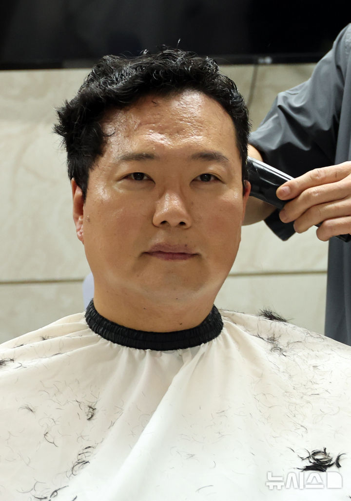 [서울=뉴시스] 최진석 기자 = 신병교육대 입소를 앞둔 천하람 개혁신당 원내대표가 12일 여의도 국회 미용실에서 머리를 자르고 있다.국회 국방위원회 소속인 천 원내대표는 이날 2박3일 일정으로 충남 논산 육군 27신병교육연대에 입소해 현역 국회의원 처음으로 훈련병 신분으로 신병교육을 받는다. 2026.08.12. myjs@newsis.com