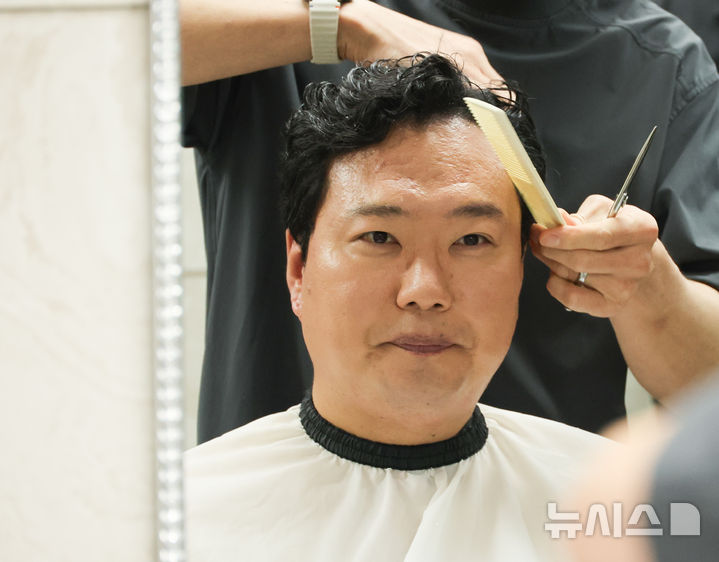 [서울=뉴시스] 최진석 기자 = 신병교육대 입소를 앞둔 천하람 개혁신당 원내대표가 12일 여의도 국회 미용실에서 머리를 자르고 있다. 국회 국방위원회 소속인 천 원내대표는 2박3일 일정으로 이날 충남 논산 육군 27신병교육연대에 입소해 현역 국회의원 처음으로 훈련병 신분으로 신병교육을 받는다. 2026.08.12. myjs@newsis.com