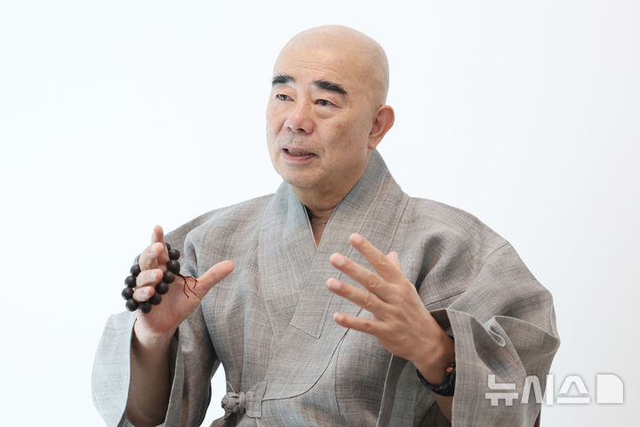 [서울=뉴시스] 박진희 기자 = 정념(전 월정사 주지) 스님이 지난 11일 서울 종로구 사무실에서 인터뷰 하고 있다. 퇴우 정념스님은 제38대 대한불교조계종 총무원장 선거에 출마했다. 2026.08.15. pak7130@newsis.com