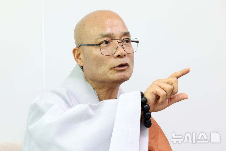 [서울=뉴시스] 박진희 기자 = 경우(전 선운사 주지) 스님이 지난 10일 서울 종로구 사무실에서 인터뷰 하고 있다. 경우스님은 제38대 대한불교조계종 총무원장 선거에 출마했다. 2026.08.14. pak7130@newsis.com