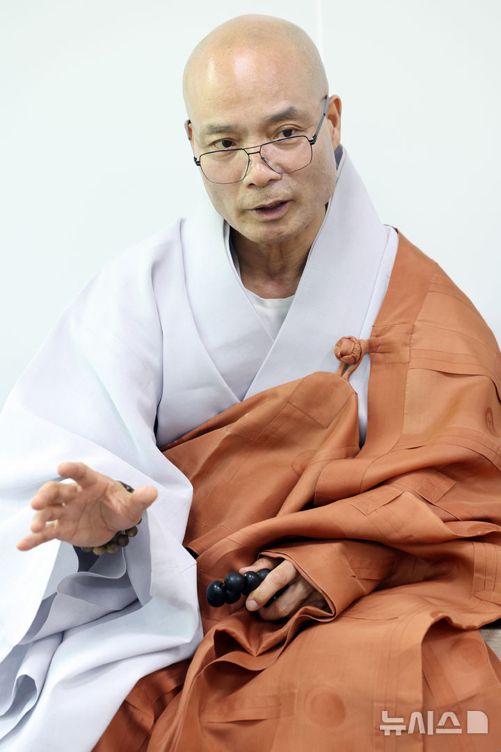[서울=뉴시스] 박진희 기자 = 경우(전 선운사 주지) 스님이 지난 10일 서울 종로구 사무실에서 인터뷰 하고 있다. 경우스님은 제38대 대한불교조계종 총무원장 선거에 출마했다. 2026.08.14. pak7130@newsis.com