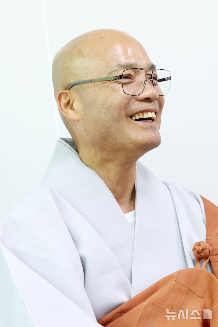 [서울=뉴시스] 박진희 기자 = 경우(전 선운사 주지) 스님이 지난 10일 서울 종로구 사무실에서 인터뷰 하고 있다. 경우스님은 제38대 대한불교조계종 총무원장 선거에 출마했다. 2026.08.14. pak7130@newsis.com