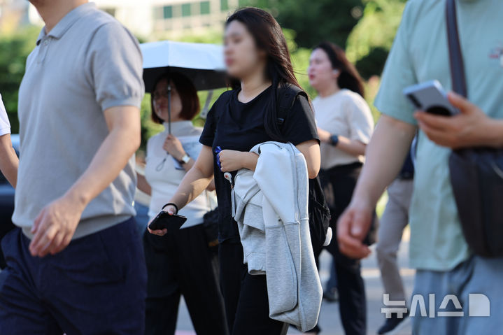 [서울=뉴시스] 권창회 기자 = 서울 아침 최저기온이 22도까지 내리는 선선한 날씨를 보인 12일 오전 서울 종로구 광화문역 인근에서 시민들이 겉옷을 걸친 채 출근하고 있다. 2026.08.12. kch0523@newsis.com
