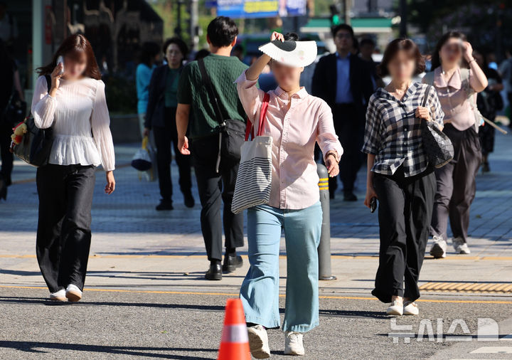 [서울=뉴시스] 권창회 기자 = 서울 아침 최저기온이 22도까지 내리는 선선한 날씨를 보인 12일 오전 서울 종로구 광화문역 인근에서 시민들이 겉옷을 걸친 채 출근하고 있다. 2026.08.12. kch0523@newsis.com