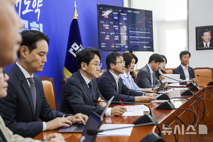 [서울=뉴시스] 정병혁 기자 = 한병도 더불어민주당 당대표 직무대행 겸 원내대표가 12일 서울 여의도 국회에서 열린 원내대책회의에서 발언하고 있다. 2026.08.12. jhope@newsis.com