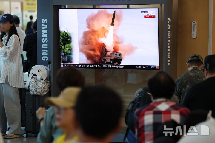 [서울=뉴시스] 조성우 기자 = 12일 서울 용산구 서울역 대합실에서 시민들이 북한의 탄도미사일 발사 관련 뉴스를 시청하고 있다. 2026.08.12. xconfind@newsis.com