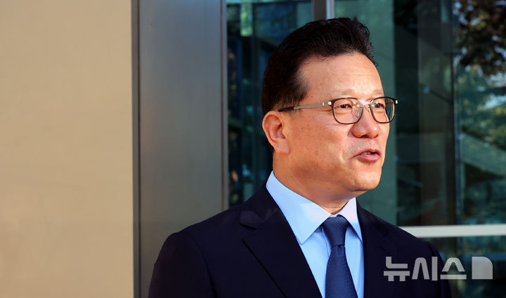 [서울=뉴시스] 박주성 기자 = 송보영 아시아나항공 대표이사가 12일 서울 강서구 아시아나항공 본사에서 열린 임시주주총회가 끝난 후 취재진의 질문에 답하고 있다. 2026.08.12. park7691@newsis.com