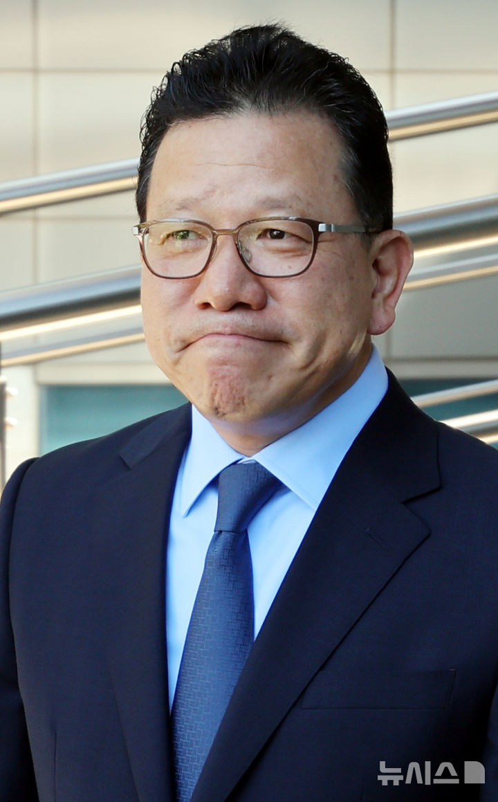 [서울=뉴시스] 박주성 기자 = 송보영 아시아나항공 대표이사가 12일 서울 강서구 아시아나항공 본사에서 열린 임시주주총회가 끝난 후 취재진의 질문을 경청하고 있다. 2026.08.12. park7691@newsis.com