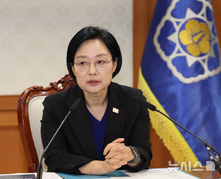 [서울=뉴시스] 조수정 기자 = 한성숙 국무총리가 12일 오전 서울 종로구 정부서울청사에서 대한민국 2045 전략수립위원회 2차회의를 주재하고 있다. 2026.08.12. chocrystal@newsis.com