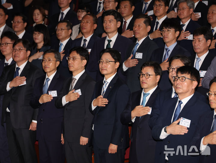 [세종=뉴시스] 배훈식 기자 = 임광현(앞줄 왼쪽 네번째) 국세청장이 12일 오전 세종시 정부세종2청사에서 열린 2026년 전국 세무관서장 회의에서 국민의례를 하고 있다. 2026.08.12. dahora83@newsis.com