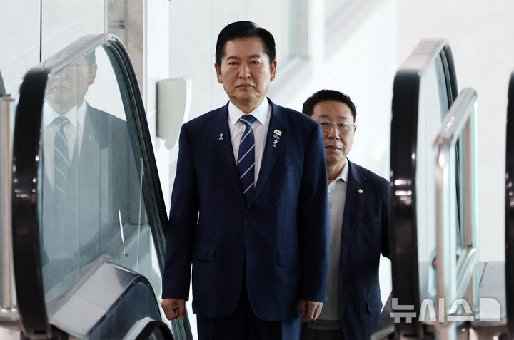 [서울=뉴시스] 고범준 기자 = 정청래 더불어민주당 당대표 후보가 12일 서울 여의도 국회 소통관에서 현안 관련 기자회견을 위해 압장하고 있다. 2026.08.12. bjko@newsis.com