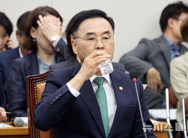 [서울=뉴시스] 최진석 기자 = 차정인 국가교육위원회 위원장이 12일 서울 여의도 국회에서 열린 교육위원회 제2차 전체회의에서 물을 마시고 있다. 2026.08.12. myjs@newsis.com