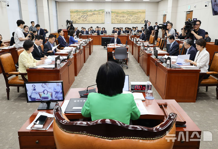 [서울=뉴시스] 최진석 기자 = 김희정 국회 교육위원회 위원장이 지난달 12일 서울 여의도 국회에서 교육위원회 제2차 전체회의를 주재하고 있다. 2026.08.12. myjs@newsis.com