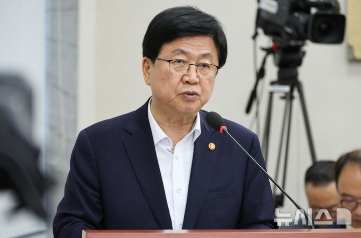 [서울=뉴시스] 최진석 기자 = 최교진 사회부총리 겸 교육부 장관이 12일 서울 여의도 국회에서 열린 교육위원회 제2차 전체회의에서 업무보고를 하고 있다. 2026.08.12. myjs@newsis.com