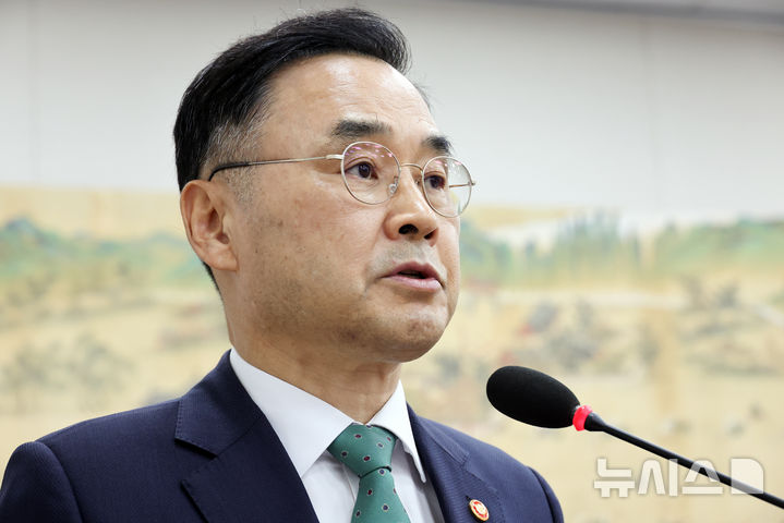 [서울=뉴시스] 최진석 기자 = 차정인 국가교육위원회 위원장이 12일 서울 여의도 국회에서 열린 교육위원회 제2차 전체회의에서 업무보고를 하고 있다. 2026.08.12. myjs@newsis.com