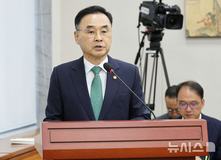 [서울=뉴시스] 최진석 기자 = 차정인 국가교육위원회 위원장이 12일 서울 여의도 국회에서 열린 교육위원회 제2차 전체회의에서 업무보고를 하고 있다. 2026.08.12. myjs@newsis.com