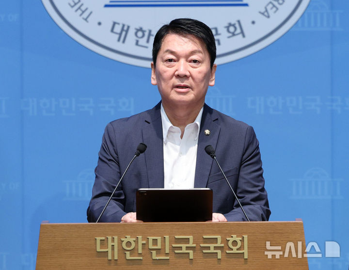 [서울=뉴시스] 고범준 기자 = 안철수 국민의힘 의원이 12일 서울 여의도 국회 소통관에서 당 조직강화특위 관련 기자회견을 하고 있다. 2026.08.12. bjko@newsis.com