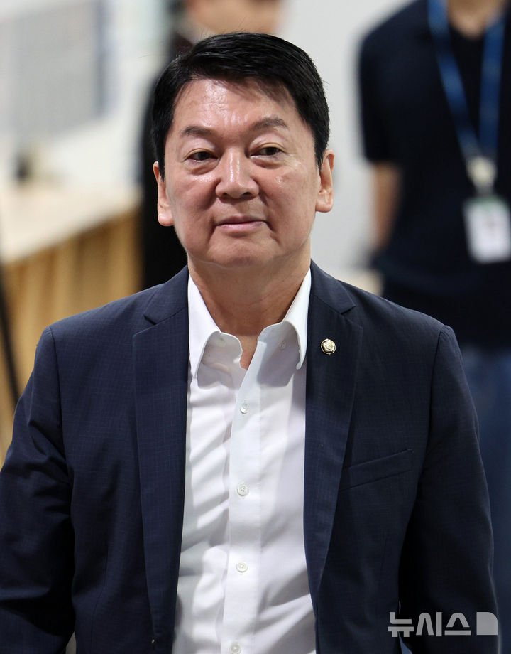 [서울=뉴시스] 고범준 기자 = 안철수 국민의힘 의원이 12일 서울 여의도 국회 소통관에서 당 조직강화특위 관련 기자회견을 위해 입장하고 있다. 2026.08.12. bjko@newsis.com