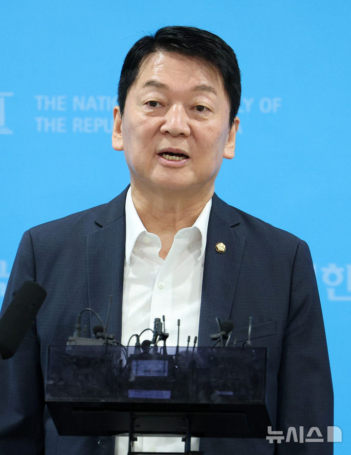 [서울=뉴시스] 고범준 기자 = 안철수 국민의힘 의원이 12일 서울 여의도 국회 소통관에서 당 조직강화특위 관련 기자회견을 마치고 취재진 질문에 답하고 있다. 2026.08.12. bjko@newsis.com