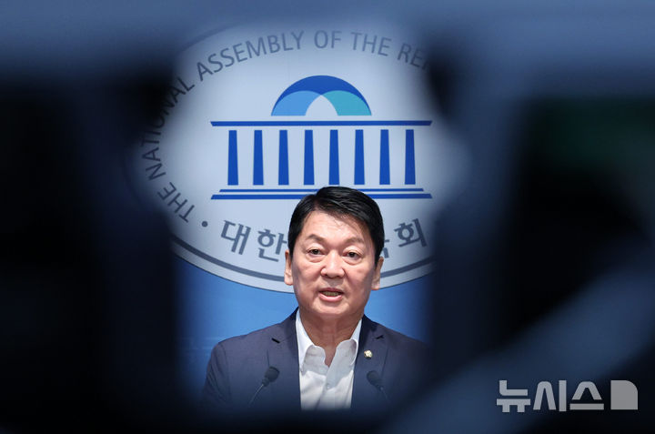[서울=뉴시스] 고범준 기자 = 안철수 국민의힘 의원이 12일 서울 여의도 국회 소통관에서 당 조직강화특위 관련 기자회견을 하고 있다. 2026.08.12. bjko@newsis.com