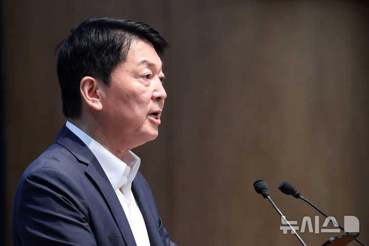 [서울=뉴시스] 고범준 기자 = 안철수 국민의힘 의원이 12일 서울 여의도 국회 소통관에서 당 조직강화특위 관련 기자회견을 하고 있다. 2026.08.12. bjko@newsis.com
