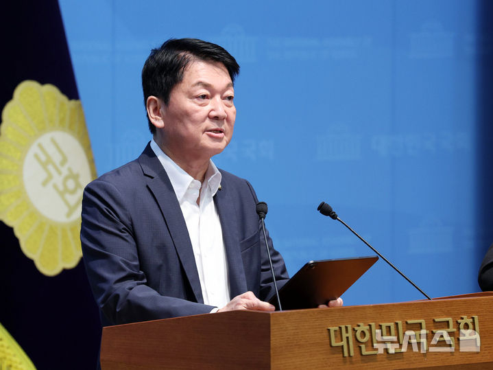 [서울=뉴시스] 고범준 기자 = 안철수 국민의힘 의원이 12일 서울 여의도 국회 소통관에서 당 조직강화특위 관련 기자회견을 하고 있다. 2026.08.12. bjko@newsis.com