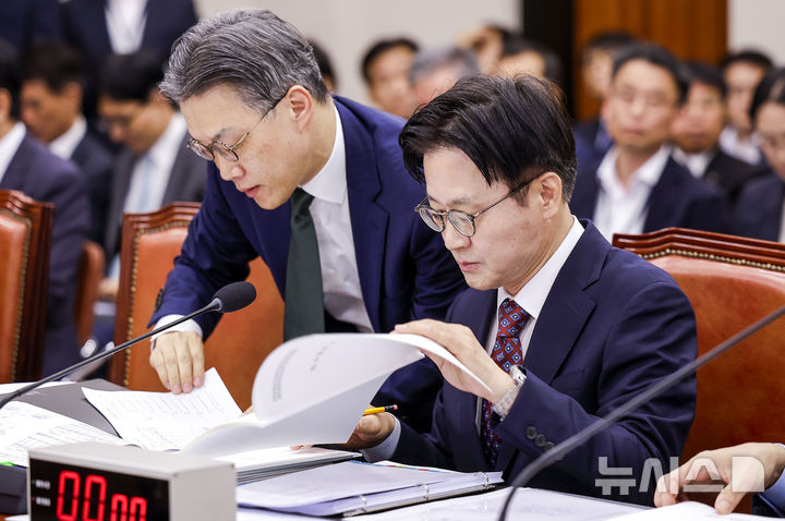 [서울=뉴시스] 정병혁 기자 = 김정관 산업통상부 장관이 12일 서울 여의도 국회에서 열린 산업통상자원중소벤처기업위원회 전체회의에 참석해 자료를 확인하고 있다. 2026.08.12. jhope@newsis.com