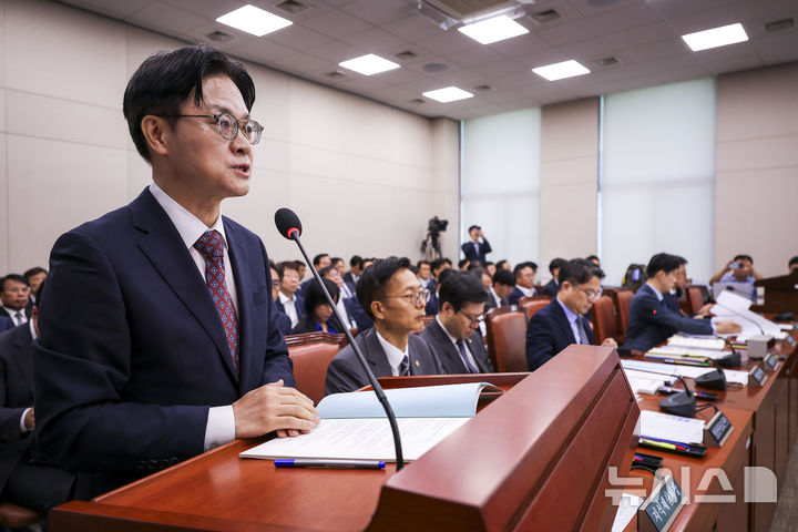 [서울=뉴시스] 정병혁 기자 = 김정관 산업통상부 장관이 12일 서울 여의도 국회에서 열린 산업통상자원중소벤처기업위원회 전체회의에서 업무보고를 하고 있다. 2026.08.12. jhope@newsis.com