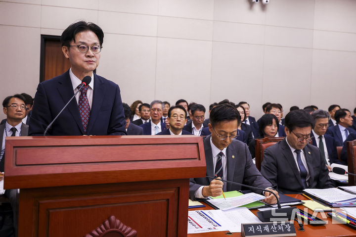 [서울=뉴시스] 정병혁 기자 = 김정관 산업통상부 장관이 12일 서울 여의도 국회에서 열린 산업통상자원중소벤처기업위원회 전체회의에서 업무보고를 하고 있다. 2026.08.12. jhope@newsis.com