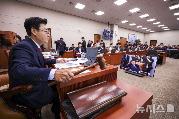 [서울=뉴시스] 정병혁 기자 = 김성원 국회 산업통상자원중소벤처기업위원장이 12일 서울 여의도 국회에서 열린 산업통상자원중소벤처기업위원회 전체회의에서 의사봉을 두드리고 있다. 2026.08.12. jhope@newsis.com
