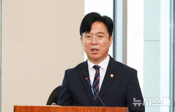 [서울=뉴시스] 김근수 기자 = 김영훈 고용노동부 장관이 12일 오전 서울 여의도 국회에서 열린 기후에너지환경노동위원회 전체회의에서 업무보고를 하고 있다. 2026.08.12. ks@newsis.com