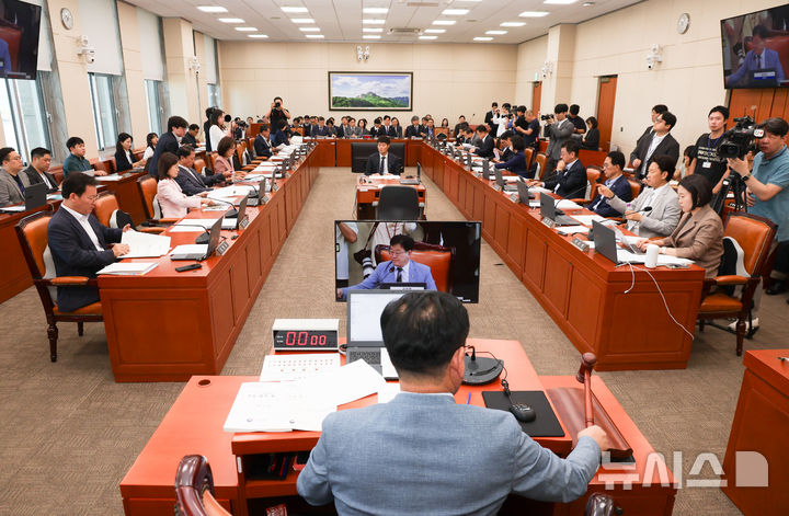 [서울=뉴시스] 김근수 기자 = 12일 오전 서울 여의도 국회에서 기후에너지환경노동위원회 전체회의가 열리고 있다. 2026.08.12. ks@newsis.com