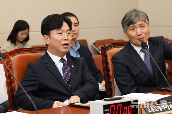 [서울=뉴시스] 김근수 기자 = 김영훈 고용노동부 장관이 12일 오전 서울 여의도 국회에서 열린 기후에너지환경노동위원회 전체회의에서 업무보고를 하고 있다. 2026.08.12. ks@newsis.com