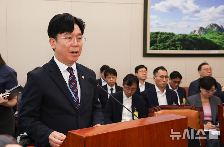[서울=뉴시스] 김근수 기자 = 김영훈 고용노동부 장관이 지난달 12일 오전 서울 여의도 국회에서 열린 기후에너지환경노동위원회 전체회의에서 업무보고를 하고 있다. 2026.08.12. ks@newsis.com