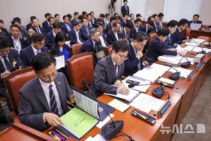 [서울=뉴시스] 정병혁 기자 = 김정관 산업통상부 장관이 12일 서울 여의도 국회에서 열린 산업통상자원중소벤처기업위원회 전체회의에 참석해 있다. 2026.08.12. jhope@newsis.com