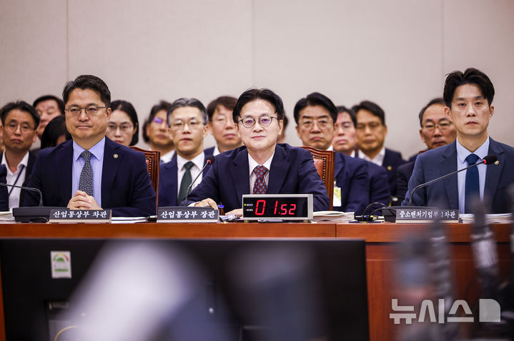 [서울=뉴시스] 정병혁 기자 = 김정관 산업통상부 장관이 12일 서울 여의도 국회에서 열린 산업통상자원중소벤처기업위원회 전체회의에 참석해 있다. 2026.08.12. jhope@newsis.com