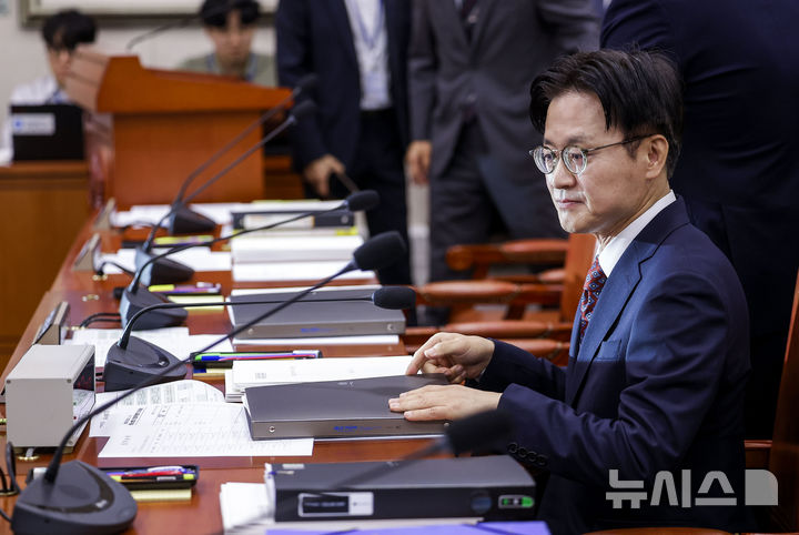[서울=뉴시스] 정병혁 기자 = 김정관 산업통상부 장관이 12일 서울 여의도 국회에서 열린 산업통상자원중소벤처기업위원회 전체회의에 참석해 자료를 확인하고 있다. 2026.08.12. jhope@newsis.com